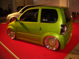Mopoauto tuunataan maalauksessa